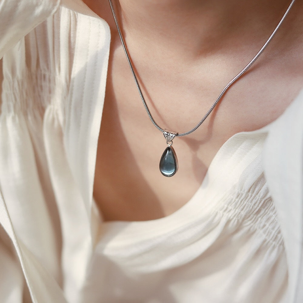 Aqua Lágrima Pendant Acero de Titanio Bañado en Oro Collar