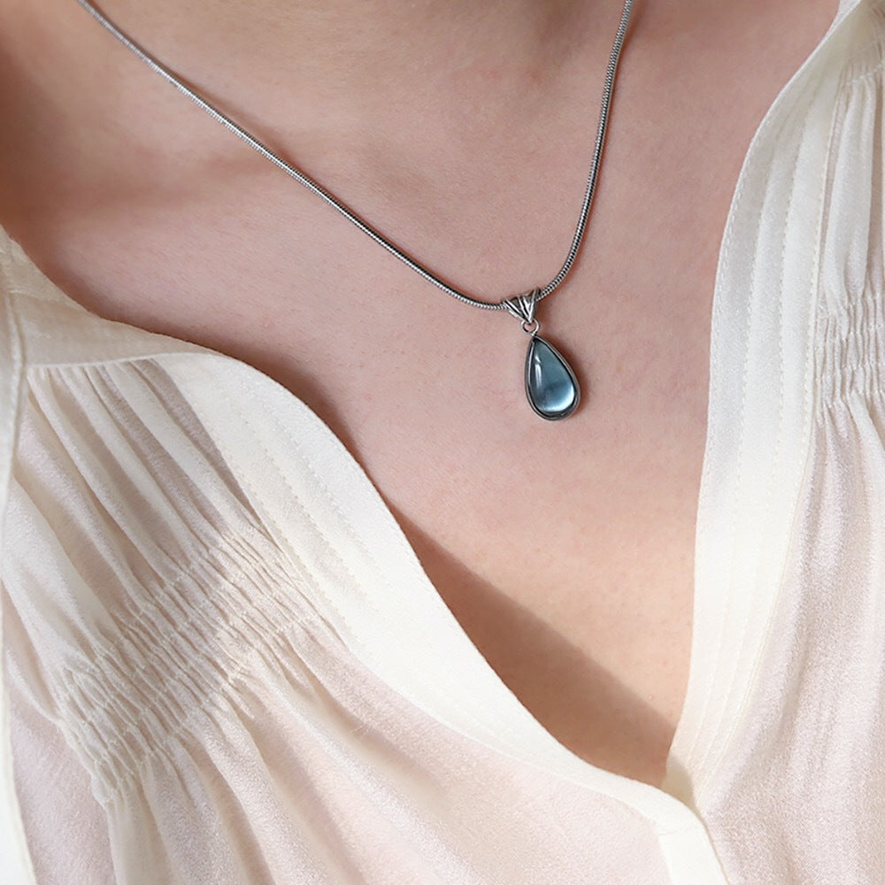 Aqua Lágrima Pendant Acero de Titanio Bañado en Oro Collar