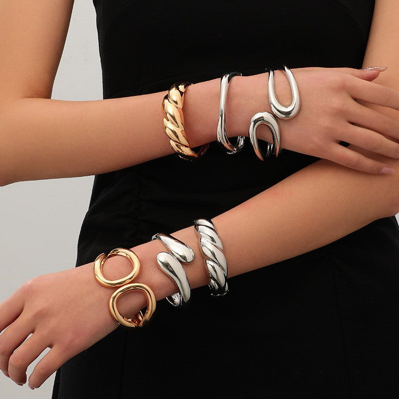 Wide Calado Espiral Metal Brazalete Rígido