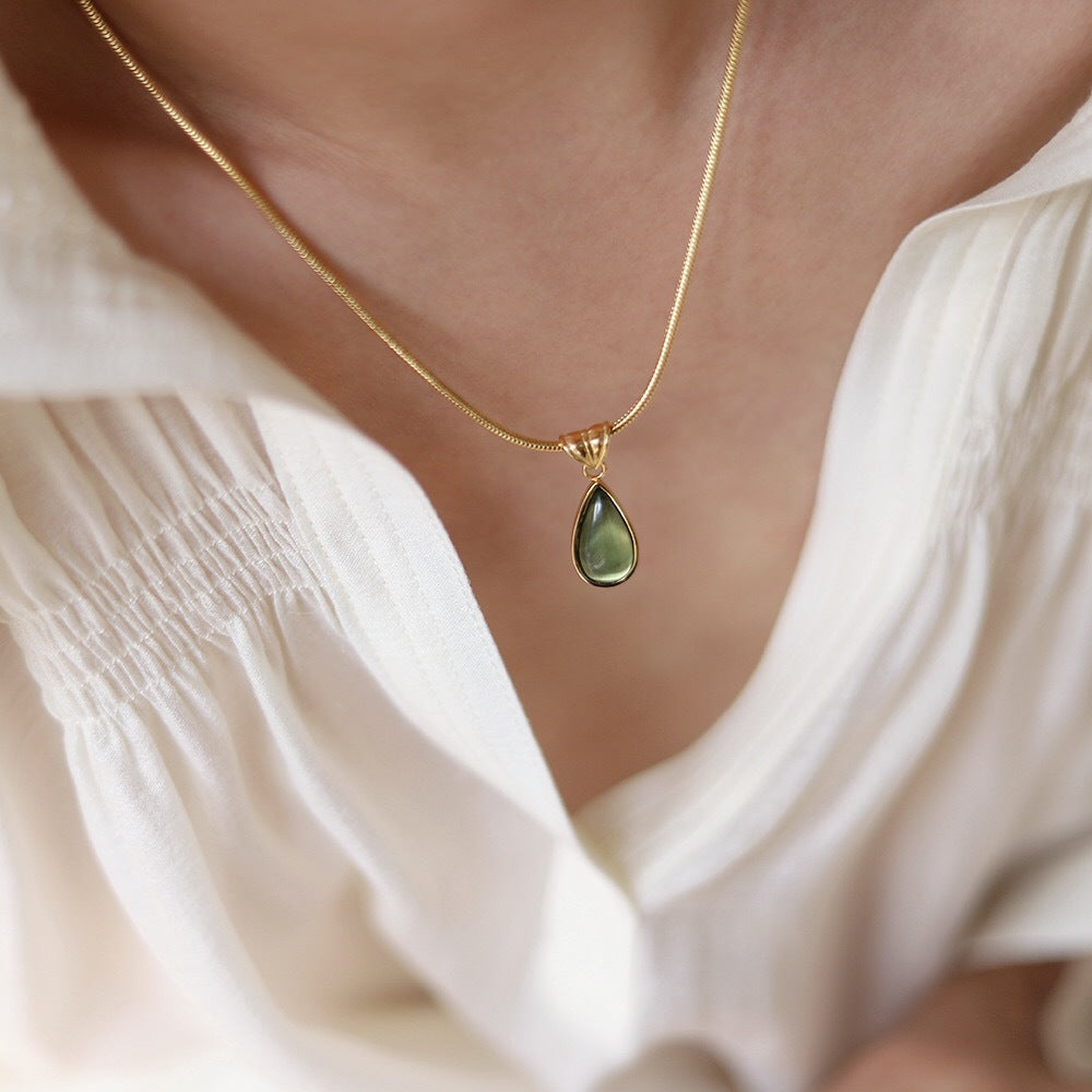 Aqua Lágrima Pendant Acero de Titanio Bañado en Oro Collar