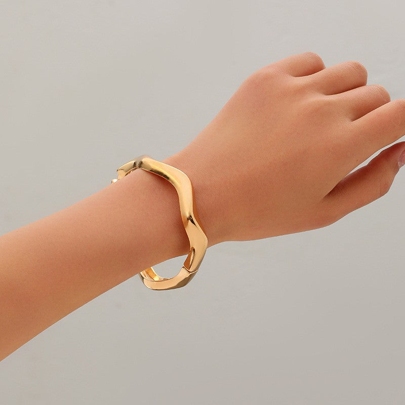 Ancho Calado Espiral Metal Brazalete Rígido