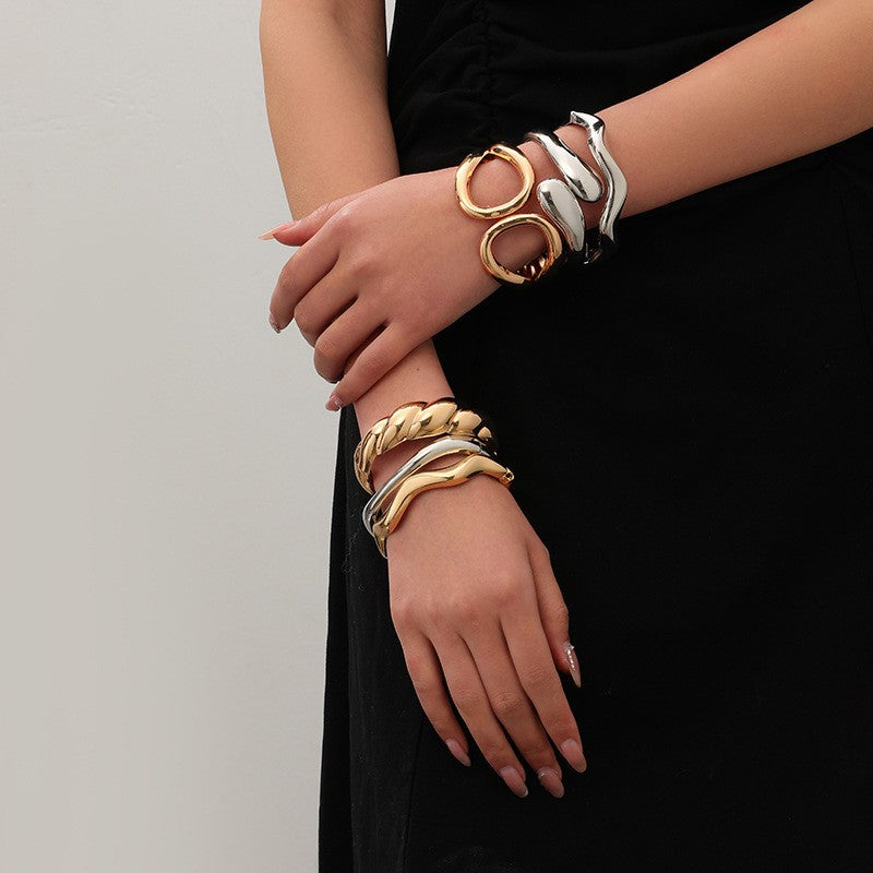 Wide Calado Espiral Metal Brazalete Rígido
