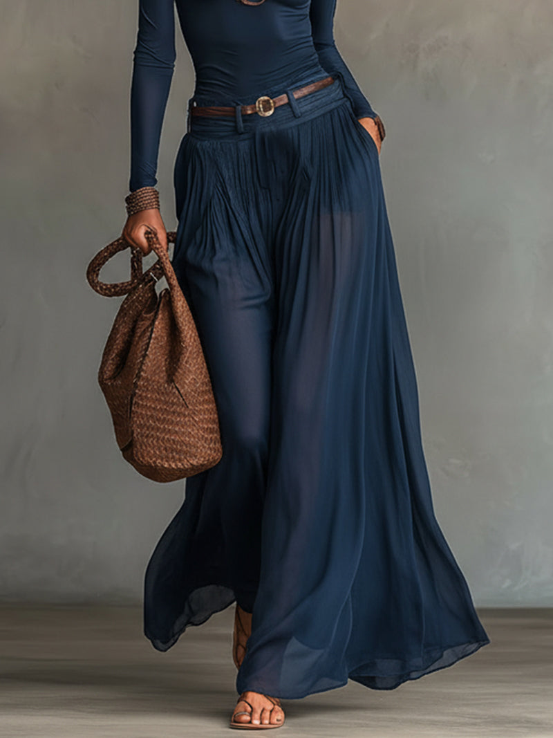 Set da due pezzi: top asimmetrico blu navy e gonna di tulle trasparente (con cintura)