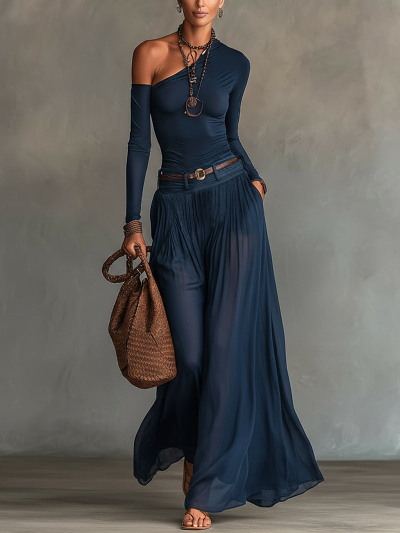 Set da due pezzi: top asimmetrico blu navy e gonna di tulle trasparente (con cintura)