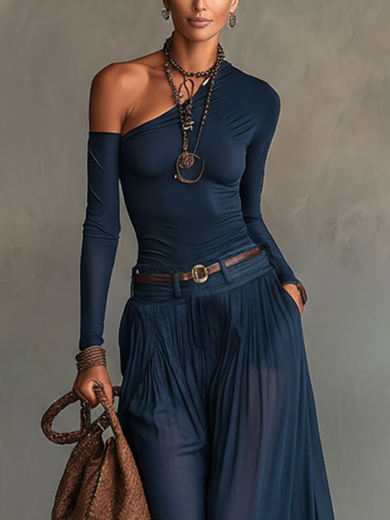 Set da due pezzi: top asimmetrico blu navy e gonna di tulle trasparente (con cintura)