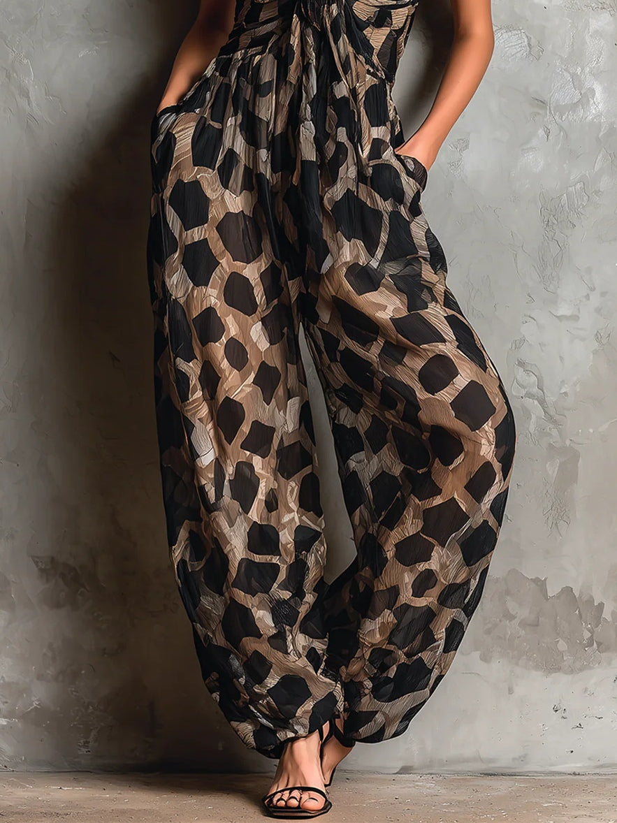 Roberta · Tuta ampia in chiffon nera con stampa animalier, scollo a halter e pantaloni a palazzo