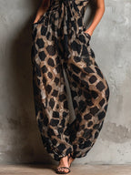 Roberta · Conjunto holgado de gasa negra con estampado animal, escote halter y pantalones palazzo