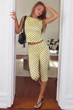 Conjunto de pantalones capri ajustados sin mangas con lunares