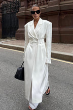 Elegante abrigo tipo trench largo con cinturón