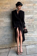 Elegante abrigo tipo trench largo con cinturón