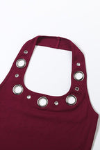 Conjunto compuesto por un top con escote halter y aberturas y unos pantalones rectos de corte ajustado