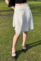 Falda de corte en A con volantes y cintura baja, con estampado de lunares