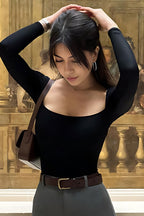 Camiseta ajustada de manga larga con cuello cuadrado liso