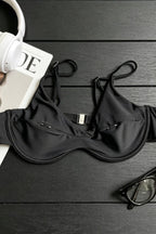Bikini de Color Liso con Hebilla Metálica y Estilo Sensual