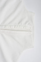 Conjunto de top corto de cuello alto y pantalones acampanados en color liso