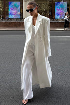Elegante abrigo tipo trench largo con cinturón