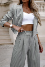 Conjunto informal de dos piezas: blazer corto a rayas y pantalones