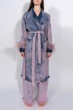 Abrigo largo de denim con ribete de plumas de avestruz y cinturón