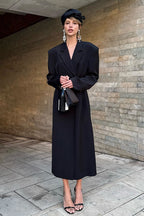 Elegante abrigo tipo trench largo con cinturón