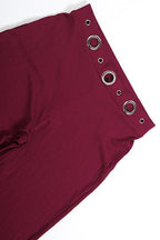 Conjunto compuesto por un top con escote halter y aberturas y unos pantalones rectos de corte ajustado