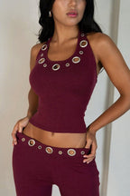 Conjunto compuesto por un top con escote halter y aberturas y unos pantalones rectos de corte ajustado