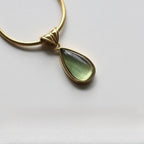 Aqua Lágrima Colgante Acero de Titanio Bañado en Oro Collar