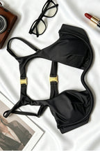 Conjunto de baño de tres piezas con cuello halter negro y detalles calados