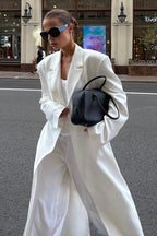 Elegante abrigo tipo trench largo con cinturón