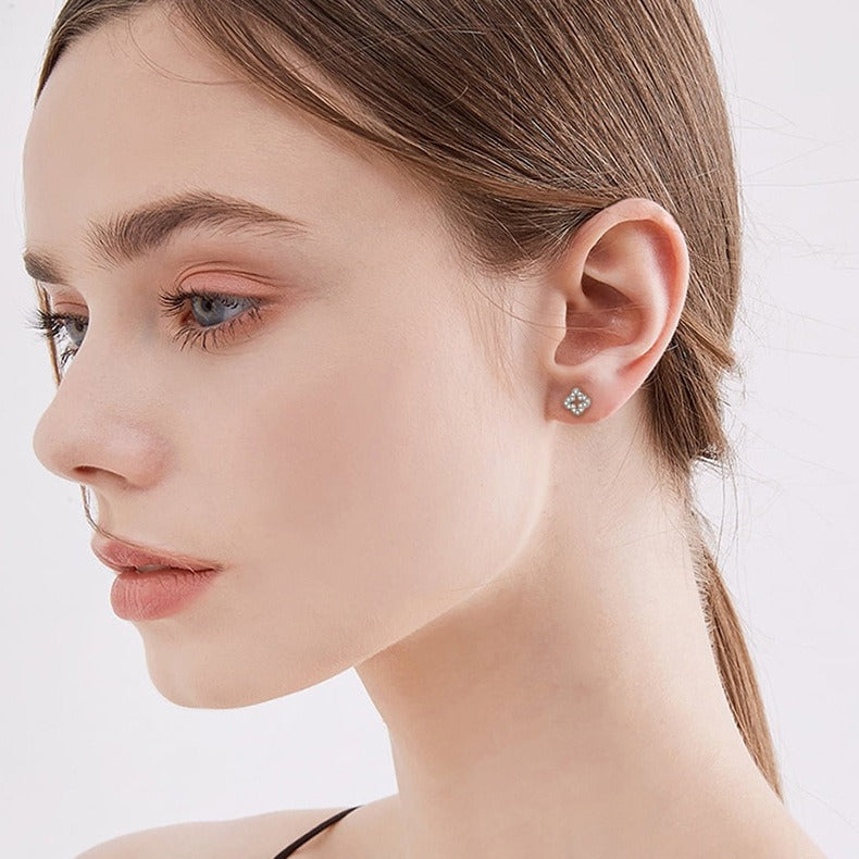 Bañado en Oro Micro Pavé Clover Aretes de Bolita