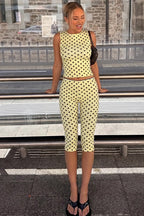 Conjunto de pantalones capri ajustados sin mangas con lunares