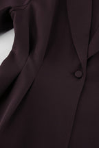 Conjunto de dos piezas (blazer y pantalón) con escote pronunciado
