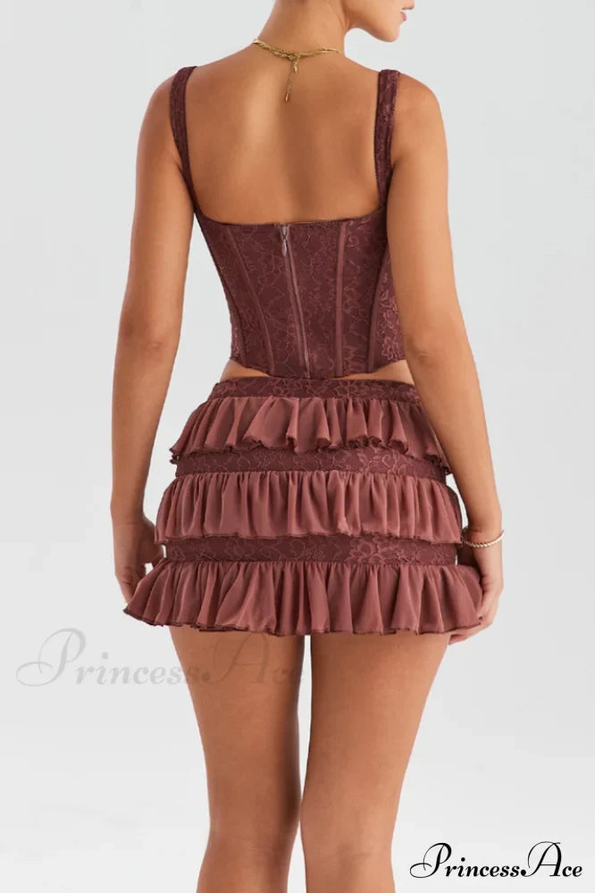 Conjunto de corsé de encaje y minifalda