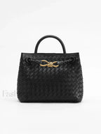Bolso de Mano con Detalle de Metal Trenzado